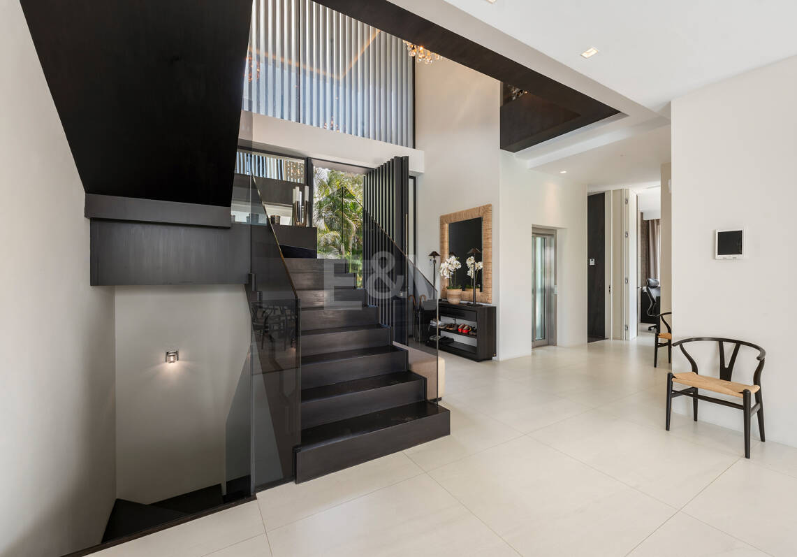 Villa contemporánea de diseño con espectaculares vistas al mar en la Milla de Oro de Marbella