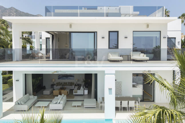 Zeitgenössische Designervilla Mit Spektakulärem Meerblick An Der Goldenen Meile Von Marbella