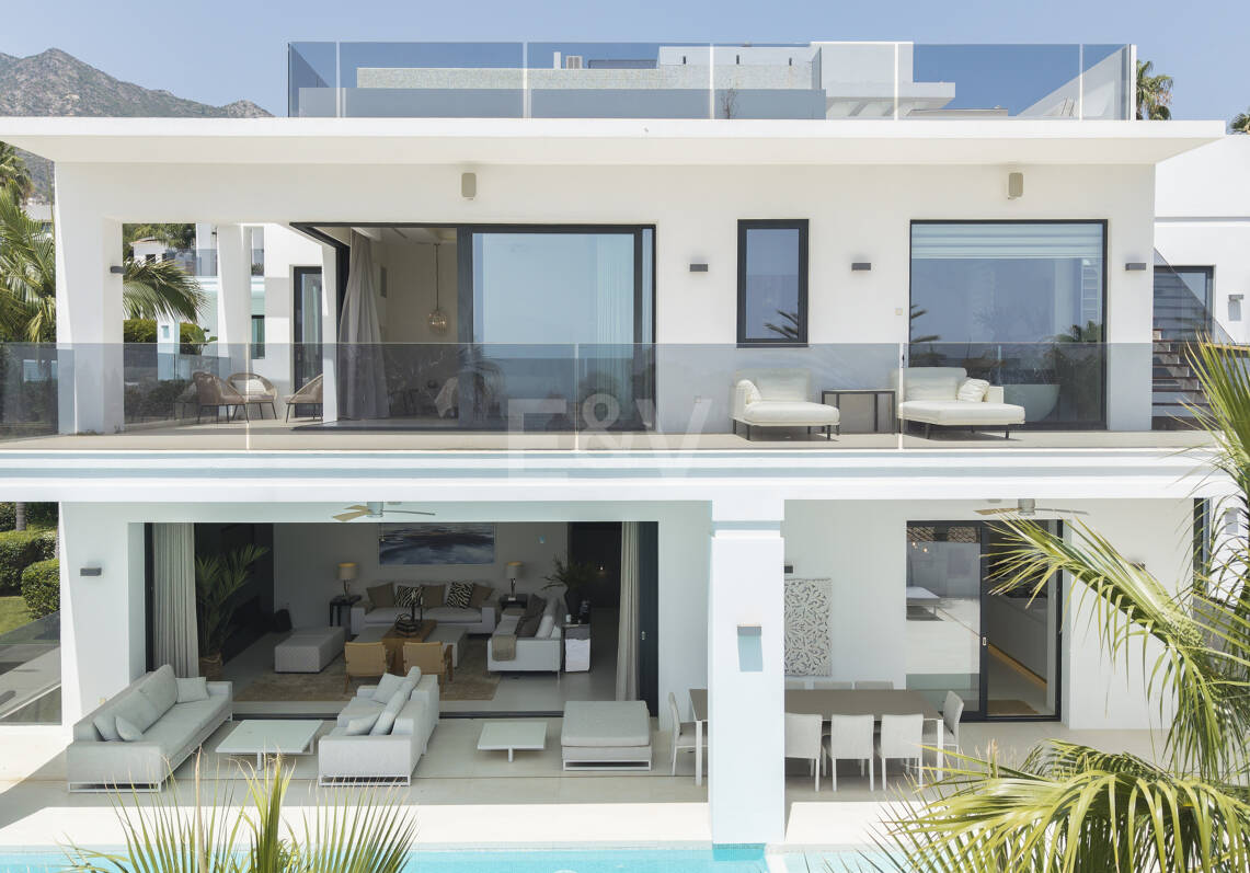 Villa contemporánea de diseño con espectaculares vistas al mar en la Milla de Oro de Marbella