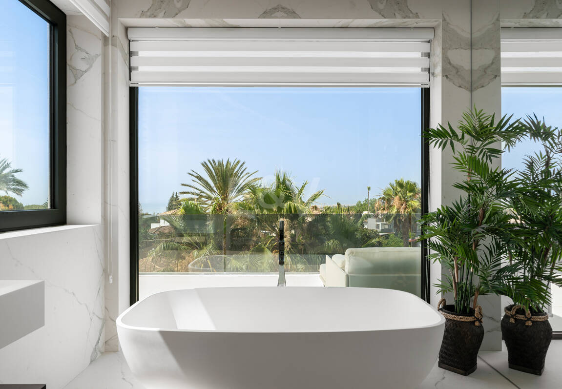 Zeitgenössische Designervilla Mit Spektakulärem Meerblick An Der Goldenen Meile Von Marbella