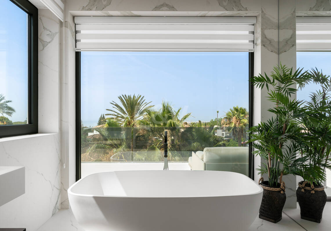 Villa contemporánea de diseño con espectaculares vistas al mar en la Milla de Oro de Marbella