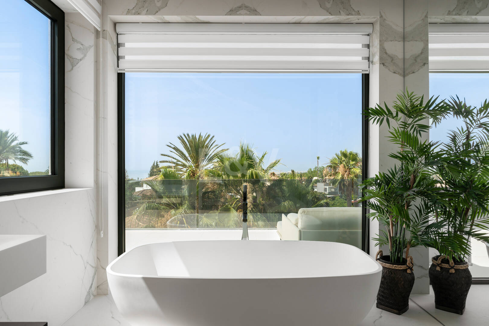 Zeitgenössische Designervilla Mit Spektakulärem Meerblick An Der Goldenen Meile Von Marbella