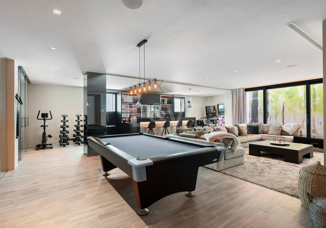 Villa contemporánea de diseño con espectaculares vistas al mar en la Milla de Oro de Marbella