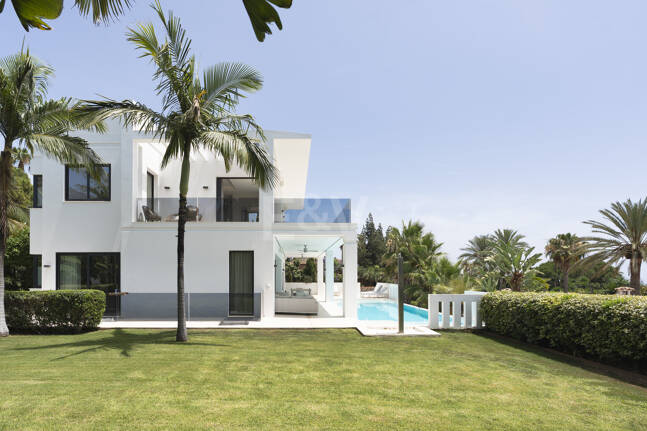 Zeitgenössische Designervilla Mit Spektakulärem Meerblick An Der Goldenen Meile Von Marbella