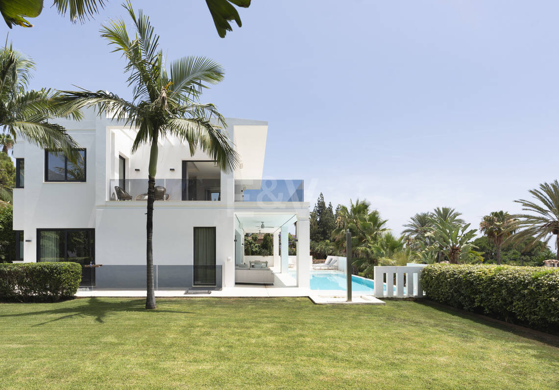 Villa contemporánea de diseño con espectaculares vistas al mar en la Milla de Oro de Marbella