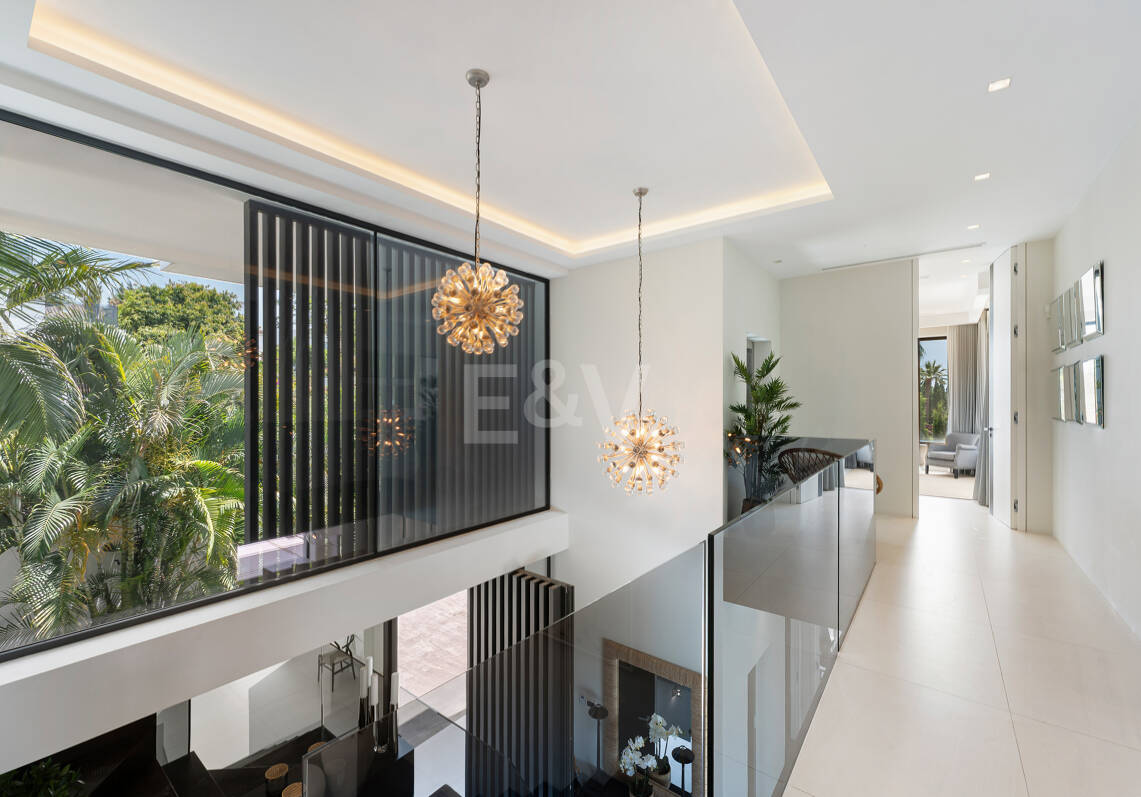 Villa contemporánea de diseño con espectaculares vistas al mar en la Milla de Oro de Marbella