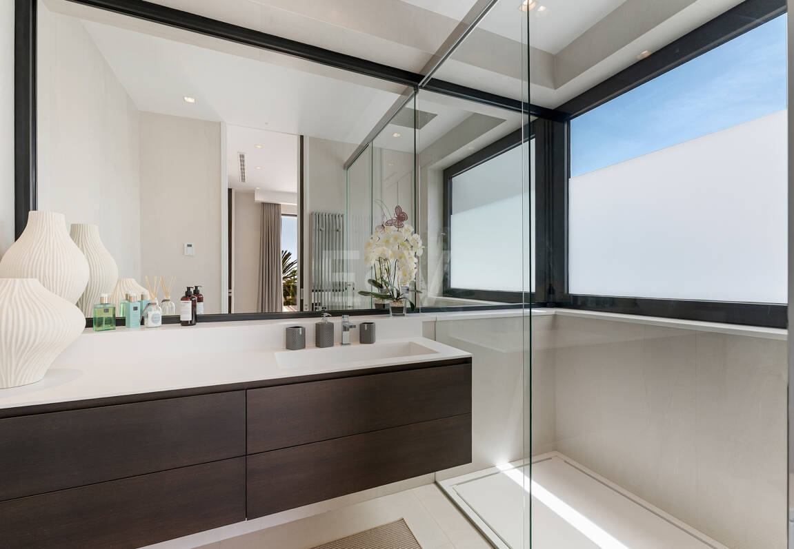 Zeitgenössische Designervilla Mit Spektakulärem Meerblick An Der Goldenen Meile Von Marbella