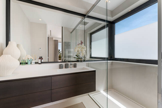 Zeitgenössische Designervilla Mit Spektakulärem Meerblick An Der Goldenen Meile Von Marbella