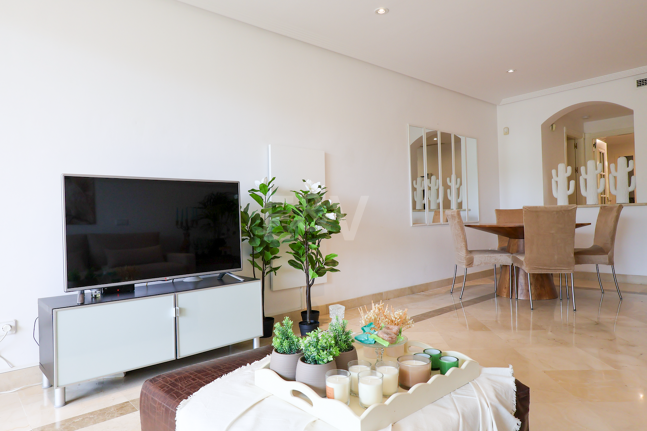 Luxuriöse Golfresort-Wohnung mit Touristenlizenz