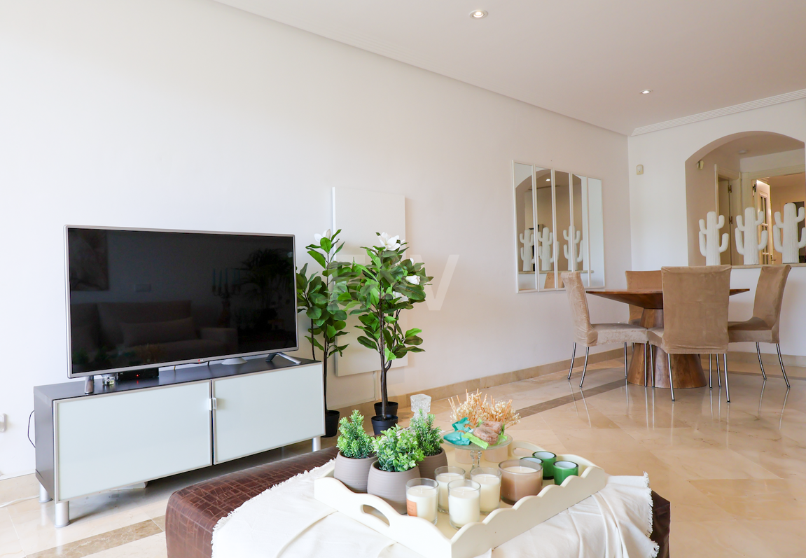 Luxuriöse Golfresort-Wohnung mit Touristenlizenz