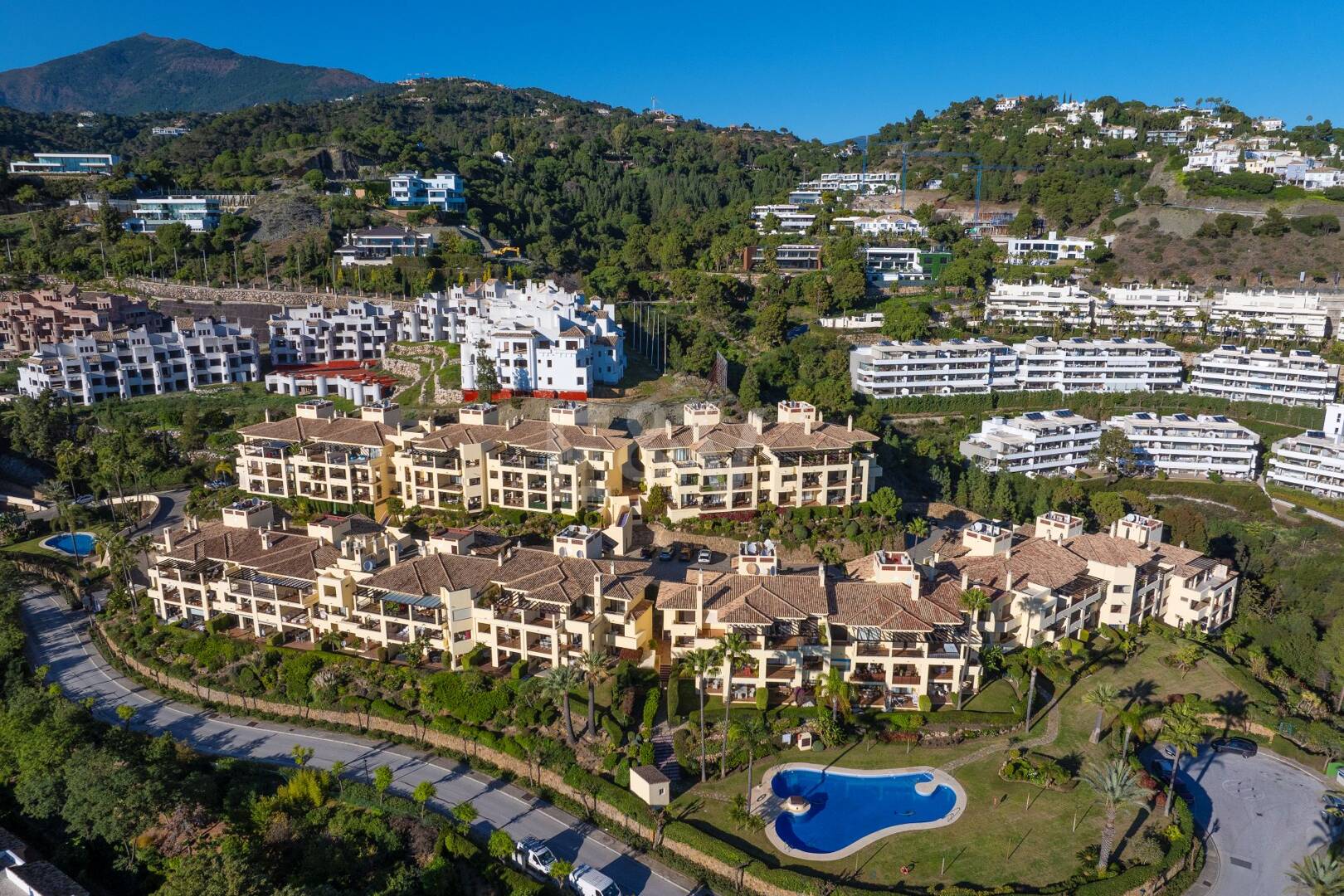 Luxuriöse Golfresort-Wohnung mit Touristenlizenz