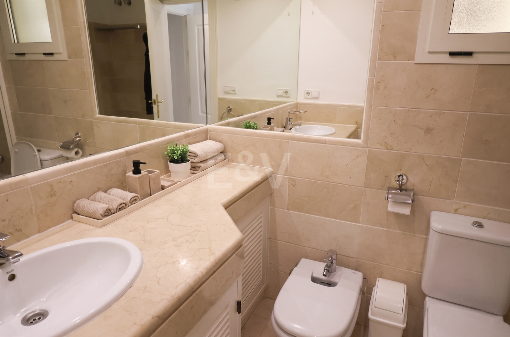 Luxuriöse Golfresort-Wohnung mit Touristenlizenz