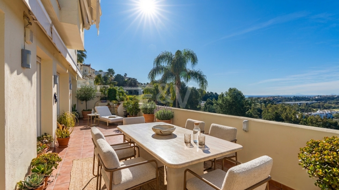 Appartement élégant avec vue panoramique sur la mer et installations premium