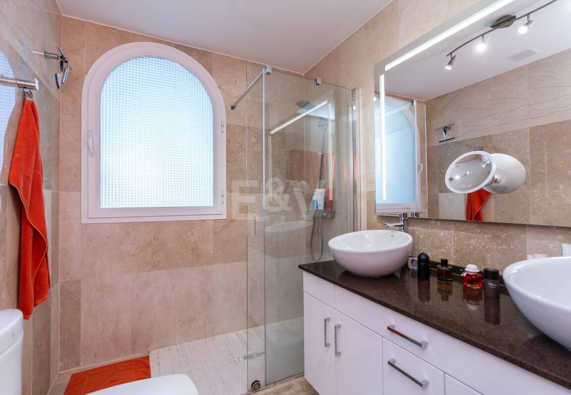 Stylish Apartment with Panoramic Sea Views and Premium Facilities