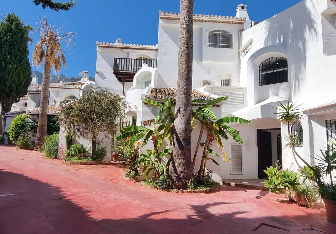 Helles Familien-Reihenhaus mit Privatgarten in Camoján Blanco