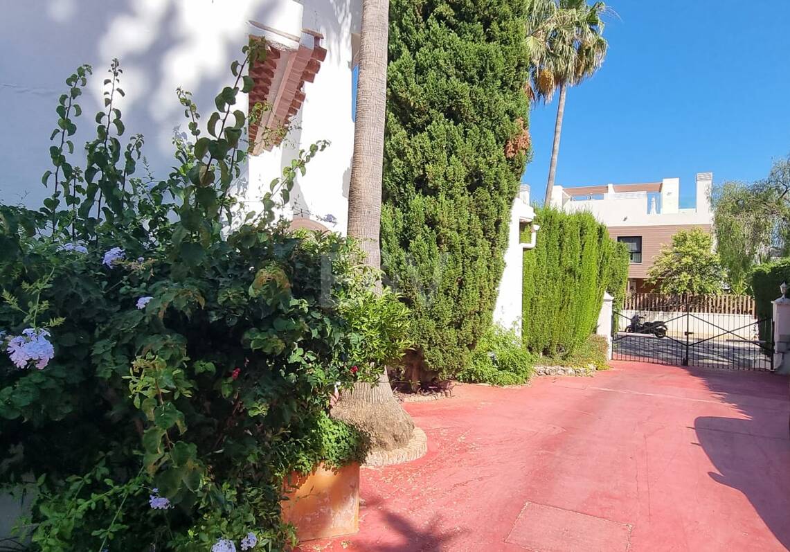 Helles Familien-Reihenhaus mit Privatgarten in Camoján Blanco
