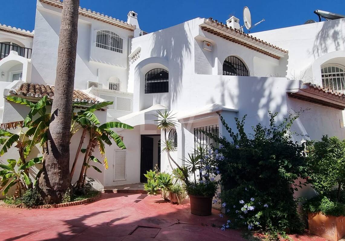Helles Familien-Reihenhaus mit Privatgarten in Camoján Blanco