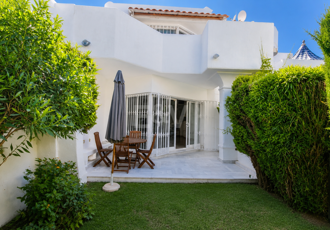 Helles Familien-Reihenhaus mit Privatgarten in Camoján Blanco