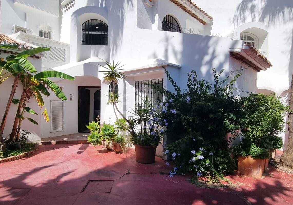Helles Familien-Reihenhaus mit Privatgarten in Camoján Blanco
