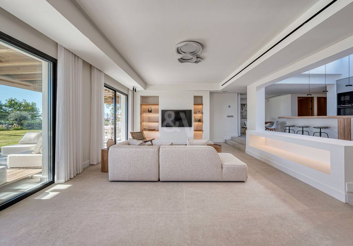 Villa mediterránea contemporánea con vistas panorámicas al mar en El Rosario