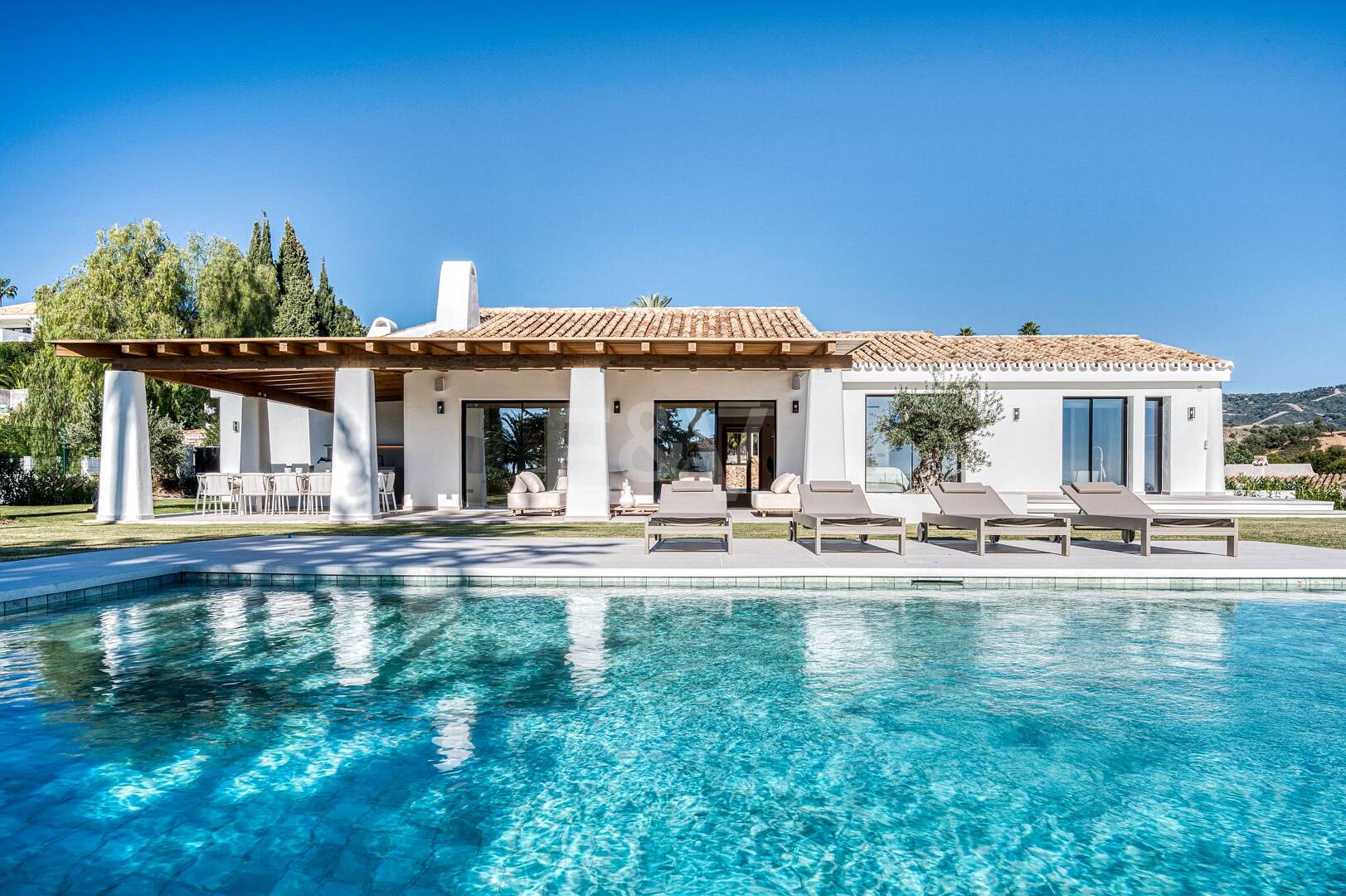 Moderne mediterrane Villa mit Panoramablick auf das Meer in El Rosario