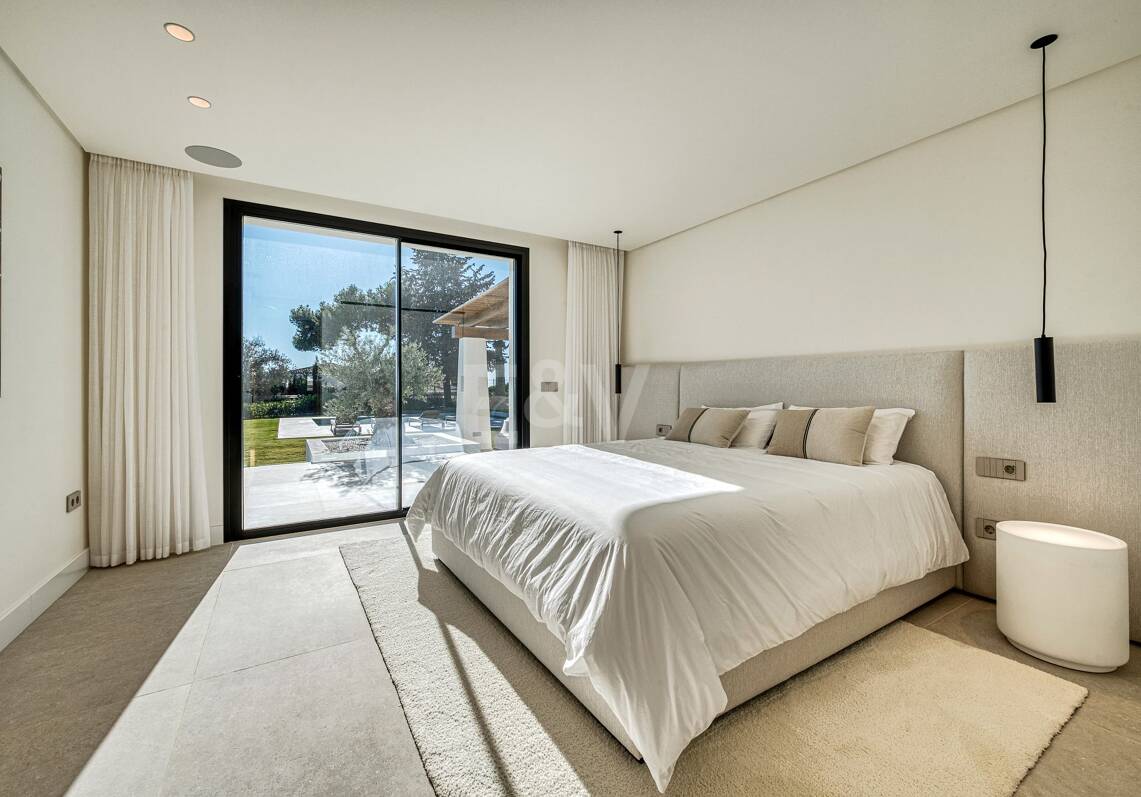 Villa mediterránea contemporánea con vistas panorámicas al mar en El Rosario