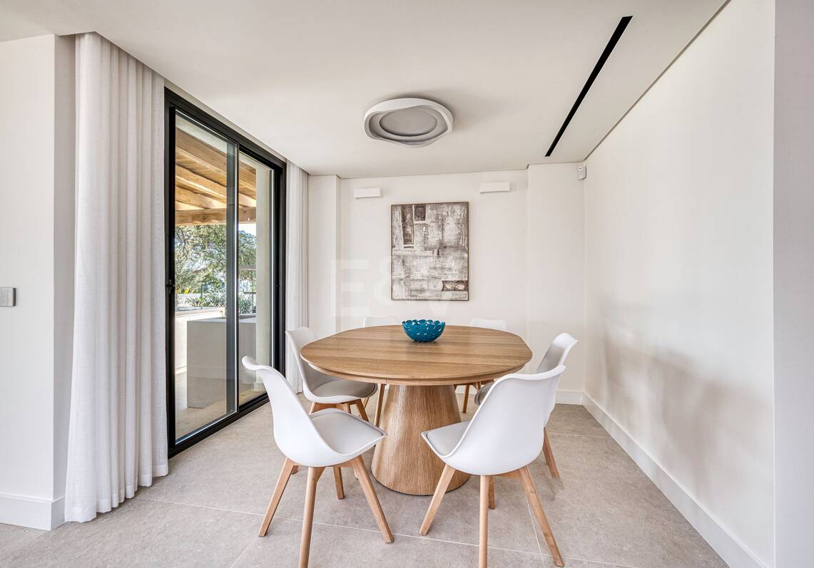 Villa mediterránea contemporánea con vistas panorámicas al mar en El Rosario