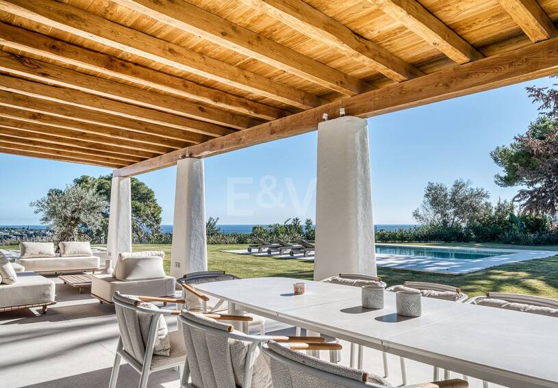Villa mediterránea contemporánea con vistas panorámicas al mar en El Rosario