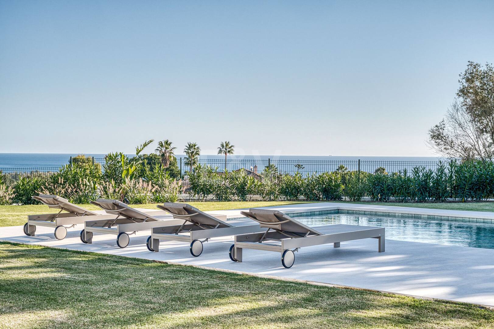 Moderne mediterrane Villa mit Panoramablick auf das Meer in El Rosario