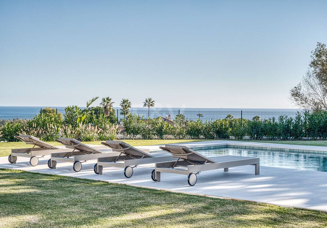 Villa mediterránea contemporánea con vistas panorámicas al mar en El Rosario