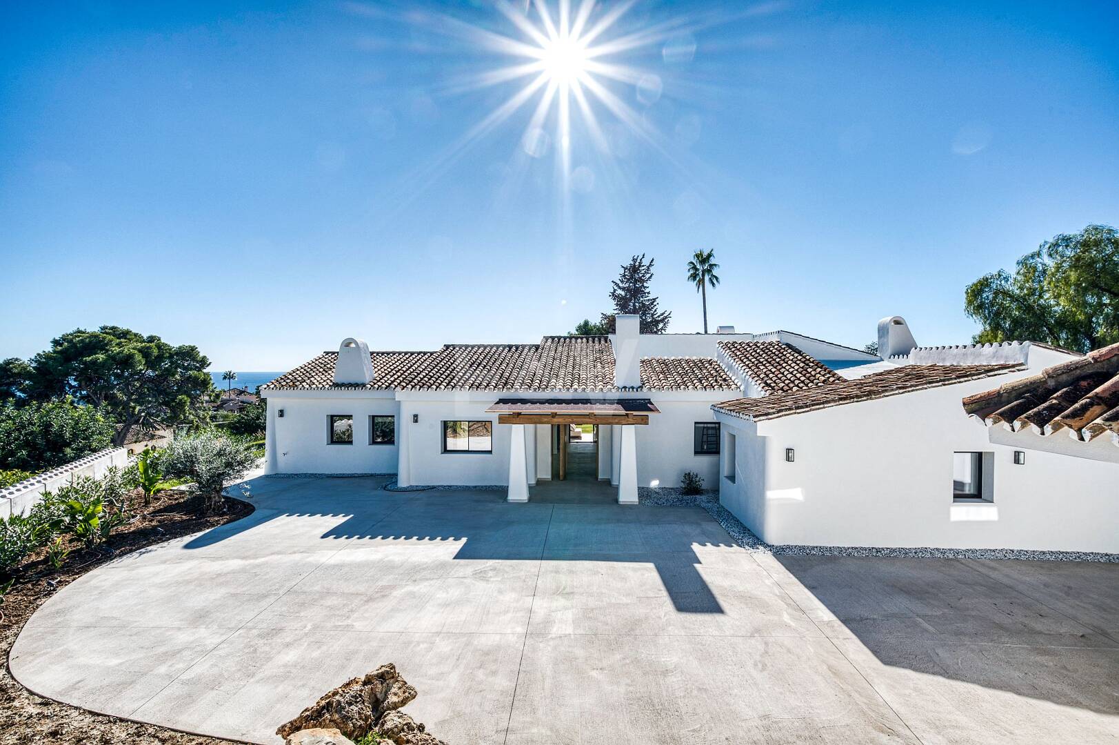 Moderne mediterrane Villa mit Panoramablick auf das Meer in El Rosario