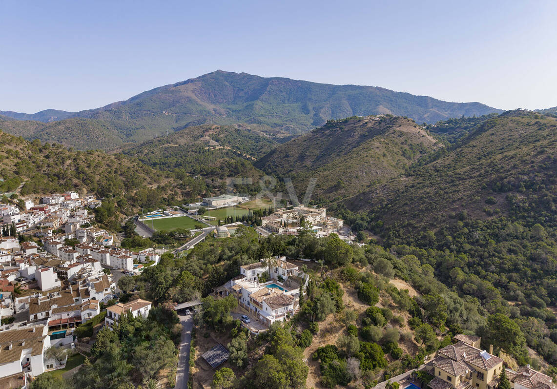 Andalusian Cortijo-Style Villa in a Natural Setting in the Heart of Benahavís