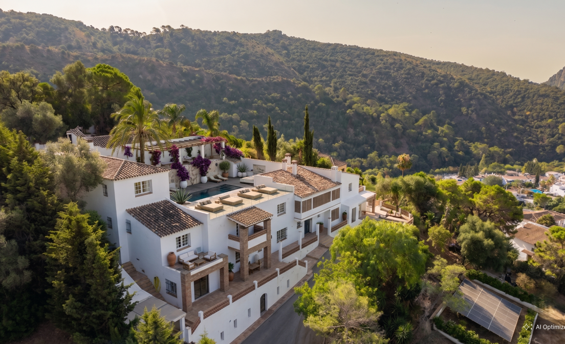 An exceptional opportunity to acquire a unique estate in the Marbella West area, offering an ideal balance between absolute privacy...