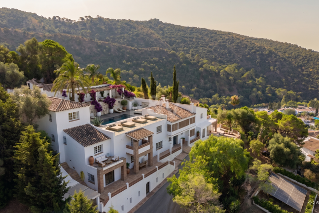 Andalusian Cortijo-Style Villa in a Natural Setting in the Heart of Benahavís