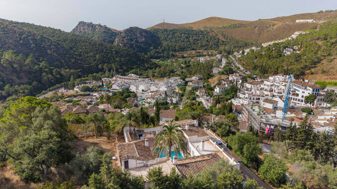 Andalusian Cortijo-Style Villa in a Natural Setting in the Heart of Benahavís