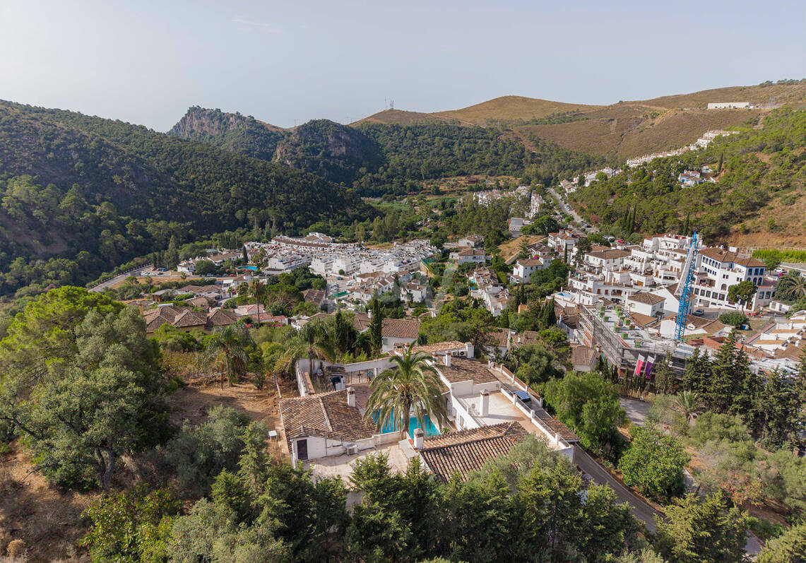 Andalusian Cortijo-Style Villa in a Natural Setting in the Heart of Benahavís