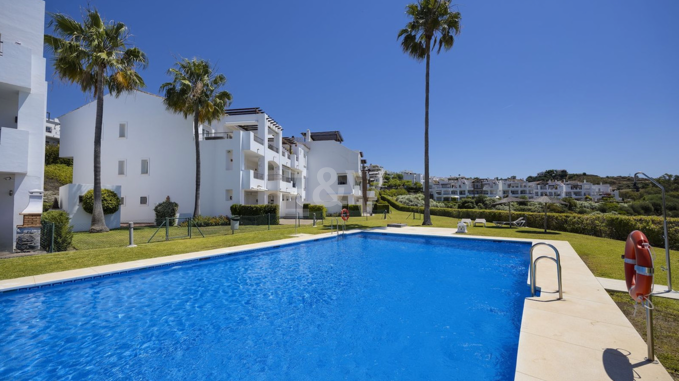 Ático en primera línea de golf con amplio solárium y vistas al mar