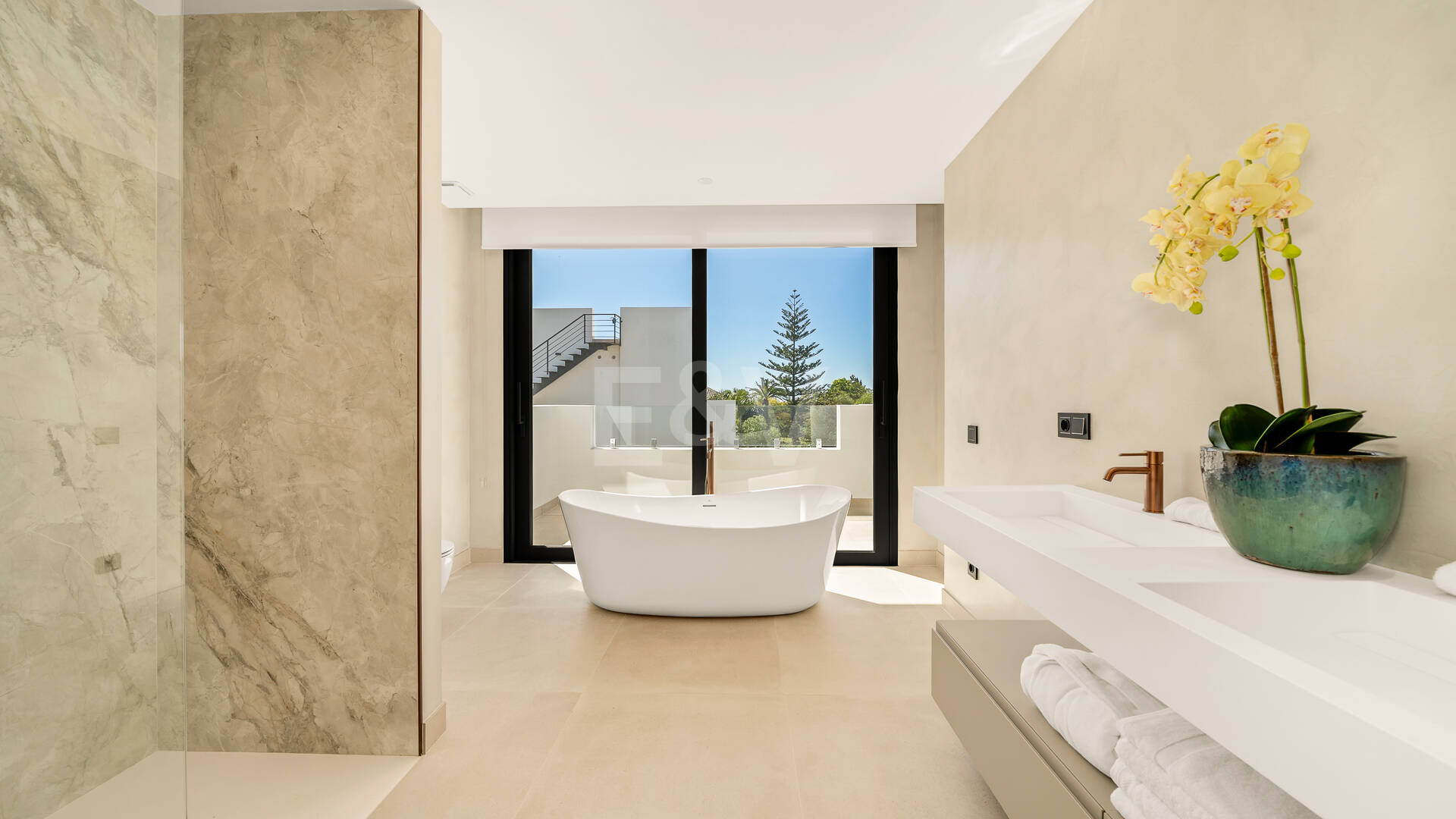 Villa nueva llave en mano con solárium en la Milla de Oro de Marbella