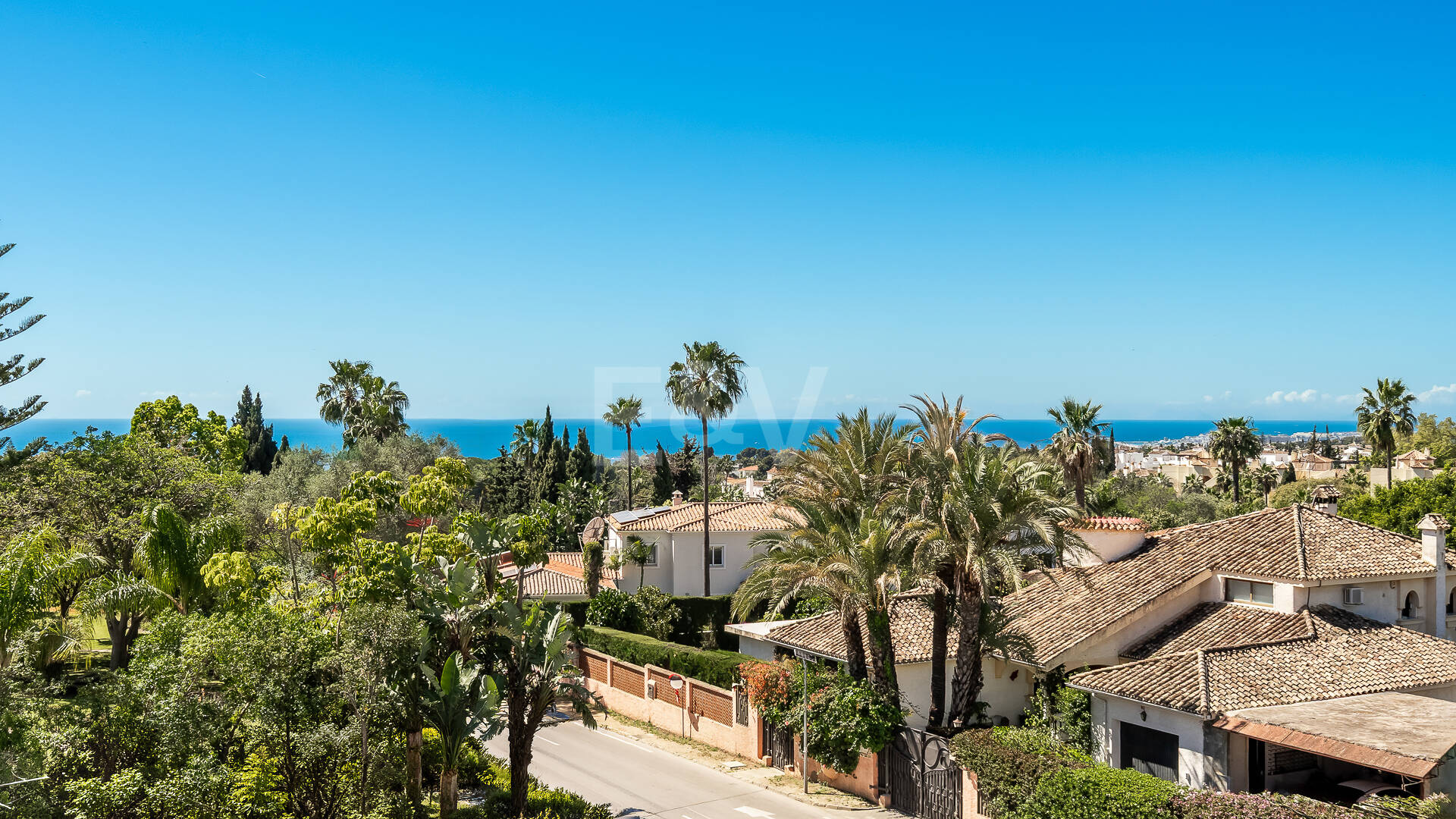 Villa nueva llave en mano con solárium en la Milla de Oro de Marbella