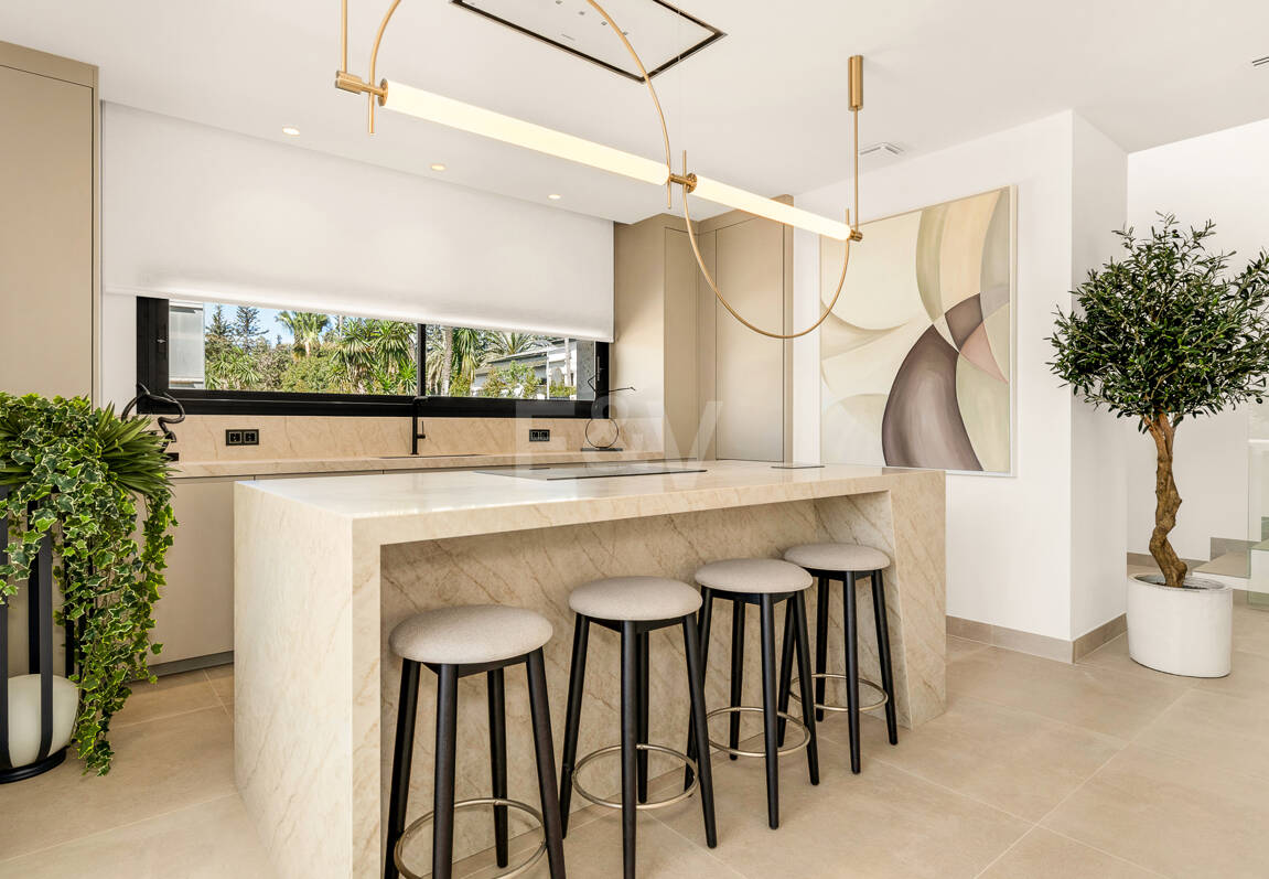 Villa nueva llave en mano con solárium en la Milla de Oro de Marbella