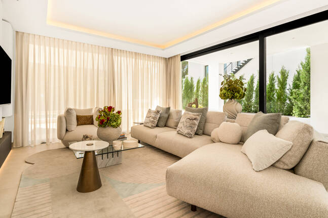 Villa nueva llave en mano con solárium en la Milla de Oro de Marbella