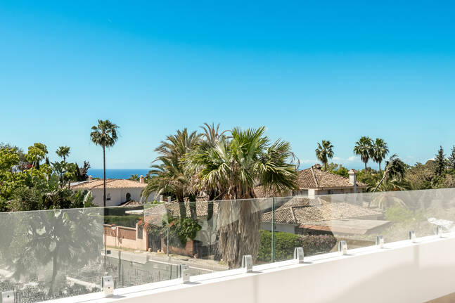 Villa nueva llave en mano con solárium en la Milla de Oro de Marbella