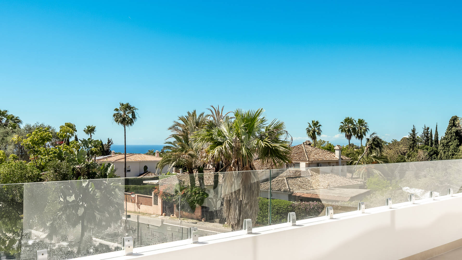 Villa nueva llave en mano con solárium en la Milla de Oro de Marbella