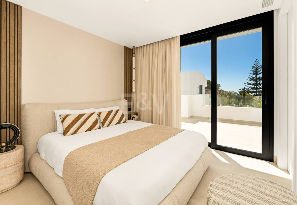 Villa nueva llave en mano con solárium en la Milla de Oro de Marbella