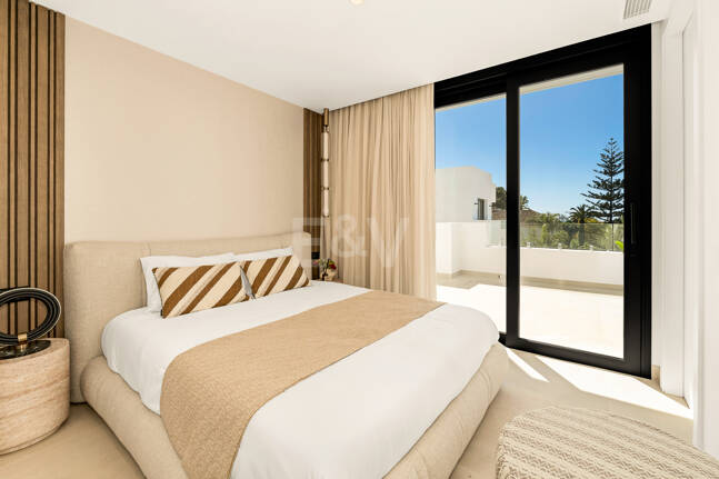 Villa nueva llave en mano con solárium en la Milla de Oro de Marbella