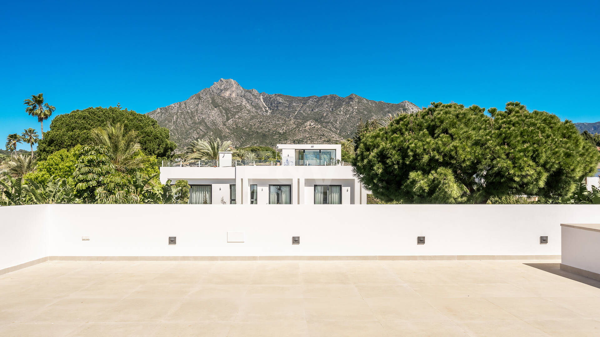 Villa nueva llave en mano con solárium en la Milla de Oro de Marbella