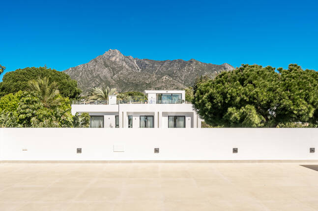 Villa nueva llave en mano con solárium en la Milla de Oro de Marbella