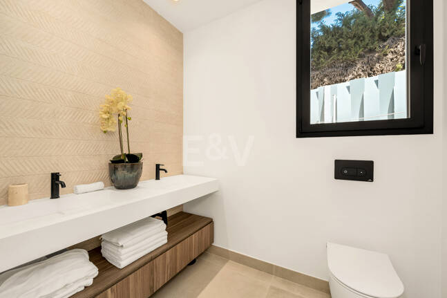 Villa nueva llave en mano con solárium en la Milla de Oro de Marbella