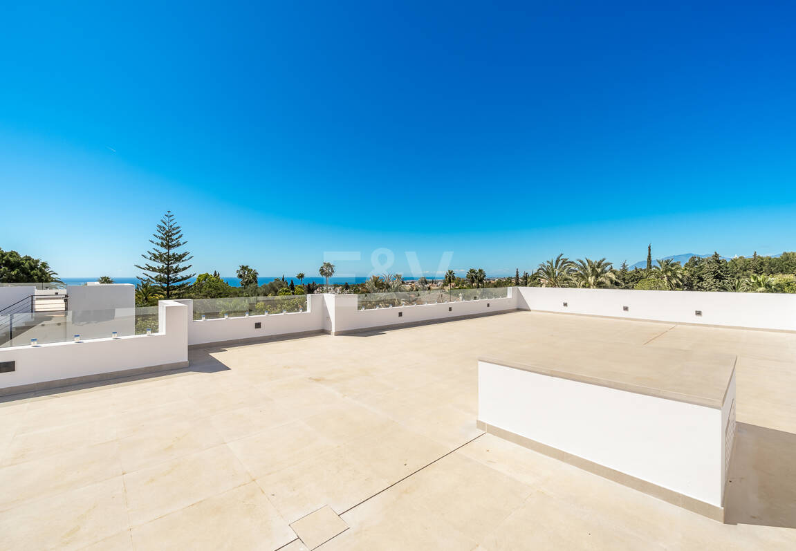 Villa nueva llave en mano con solárium en la Milla de Oro de Marbella