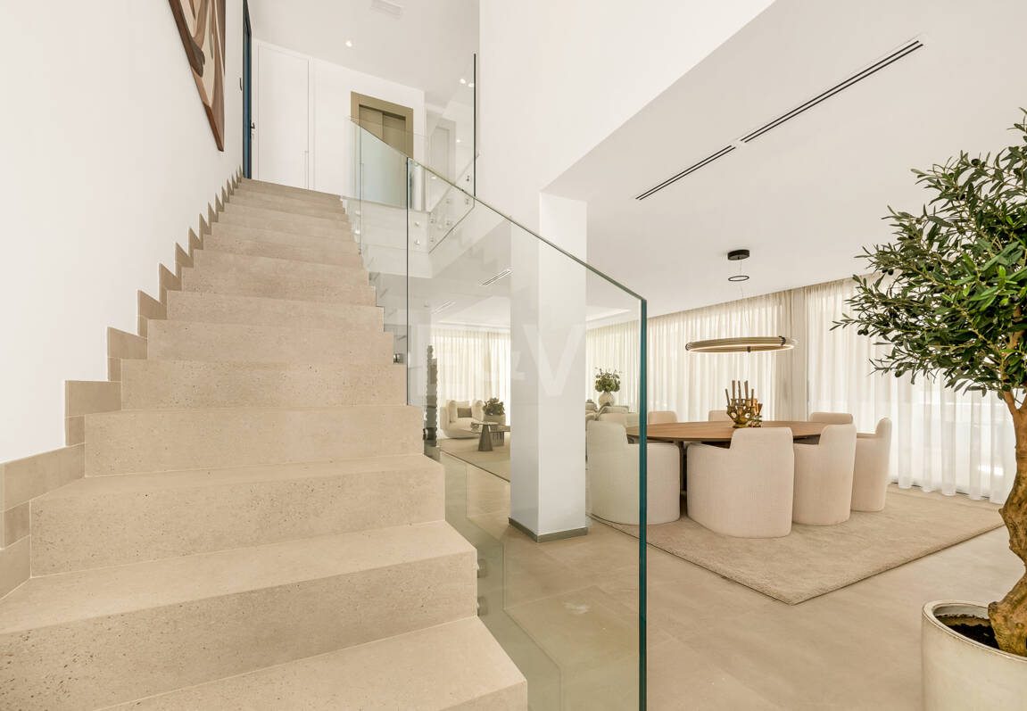 Villa nueva llave en mano con solárium en la Milla de Oro de Marbella